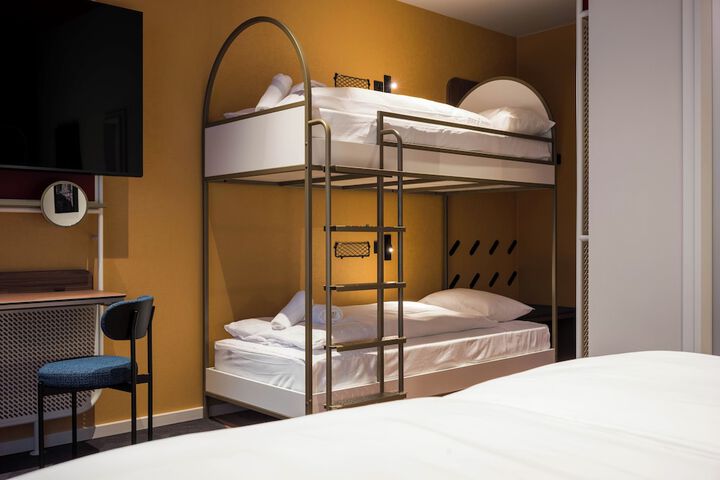 Room 3 of 170