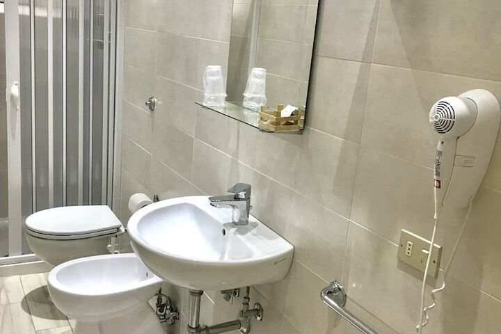 Room 12 of 32