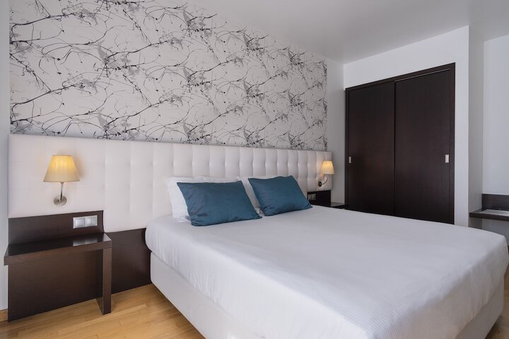 Room 6 of 34