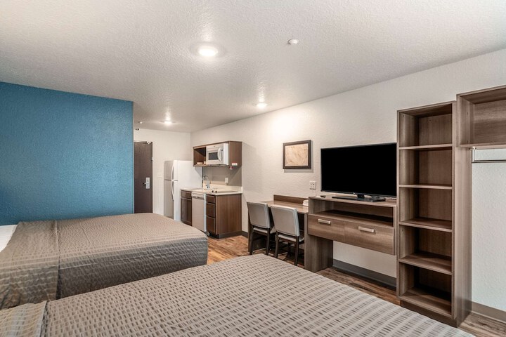 1 Queen Bed (6 of 15)