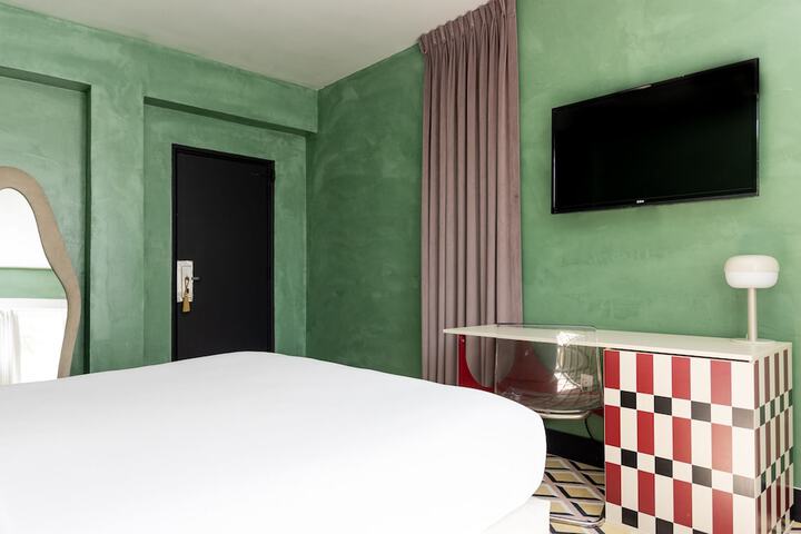 1 King Bed (6 of 17)