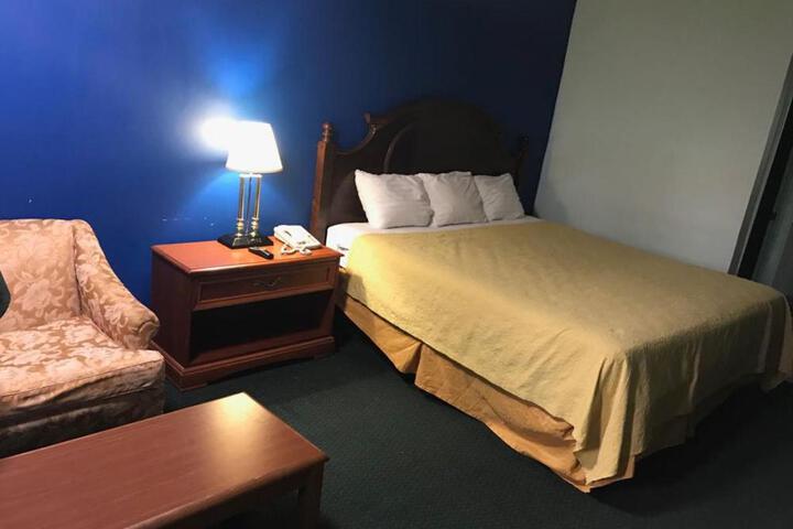 1 King Bed (4 of 6)