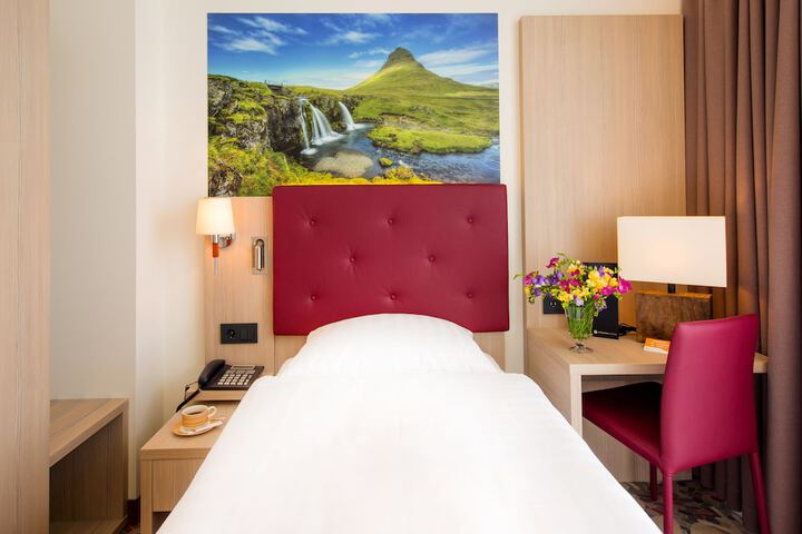 Room 10 of 80