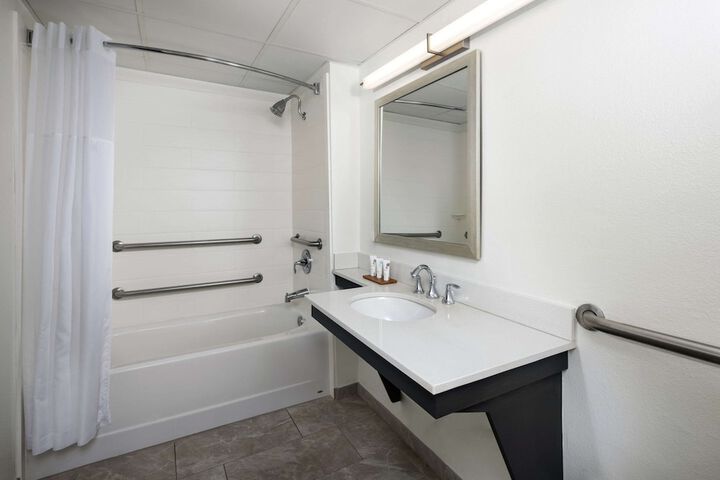 1 King Bed Accessible (23 of 24)