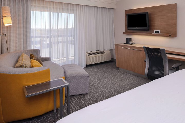 1 King Bed (8 of 13)