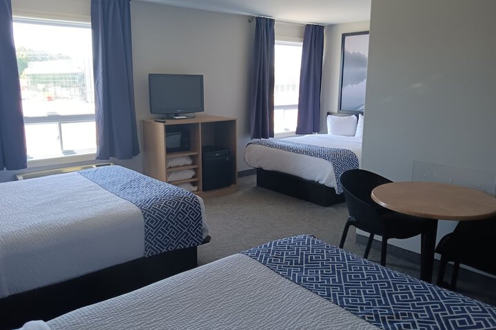 1 Queen Bed Accessible Room (12 of 32)