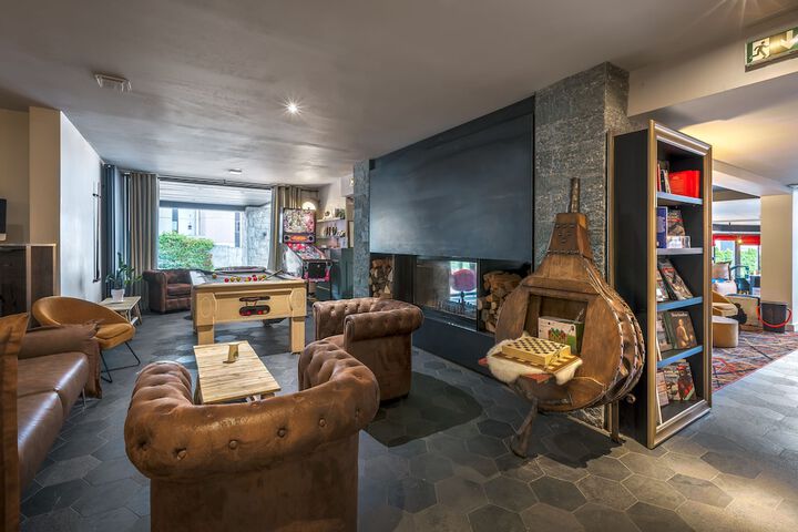 Lounge 92 of 120