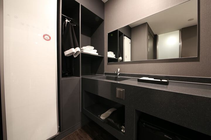 Room 42 of 117