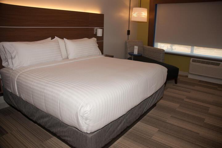 1 King Bed (3 of 9)