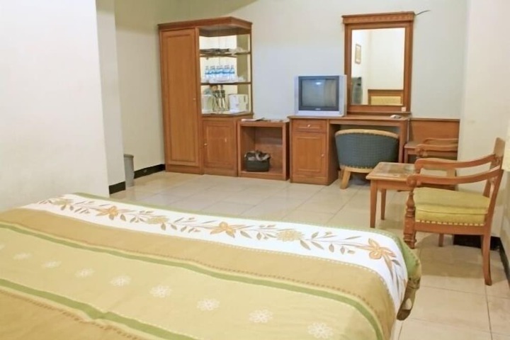 Room 9 of 12
