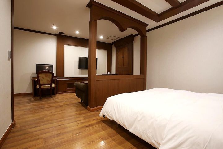 Room 9 of 60