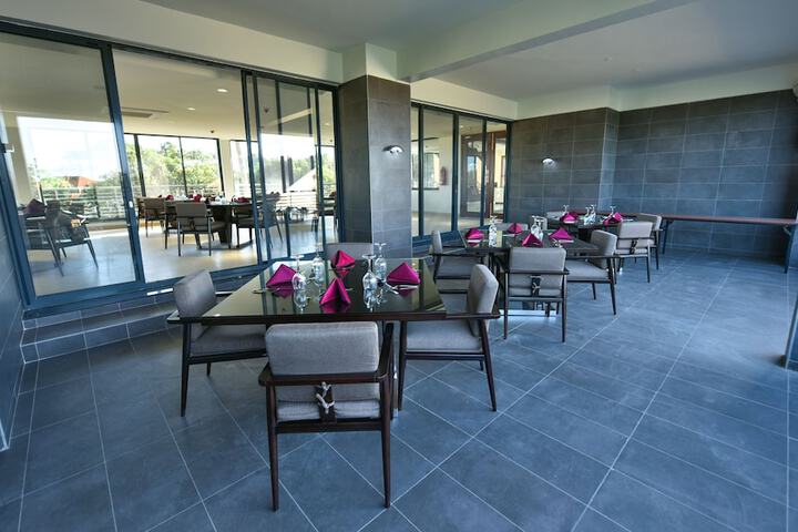 Lounge 49 of 61