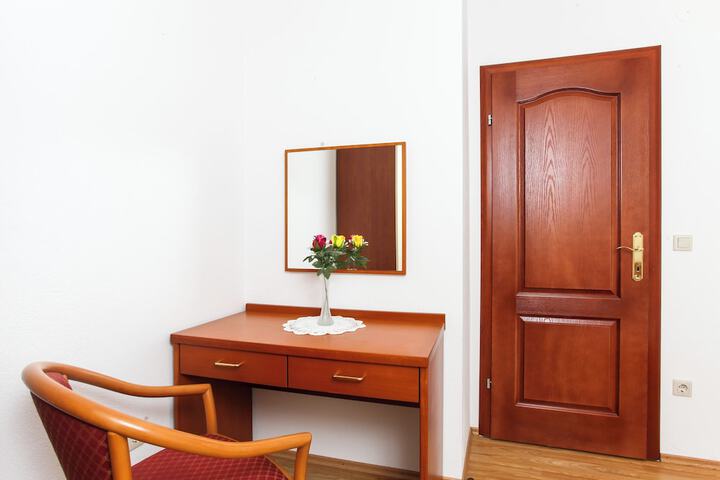 Room 4 of 63