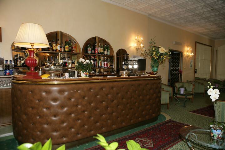 Lounge 30 of 44