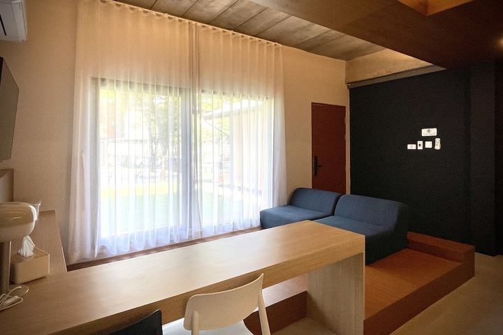 Room 8 of 103