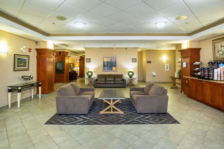 Lounge 30 of 47