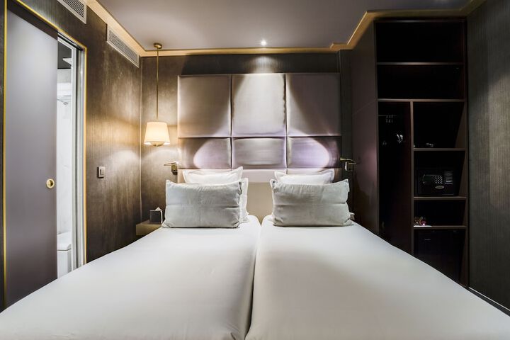 Room 32 of 61