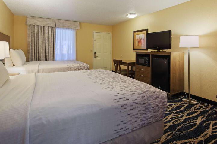 2 Queen Beds Mountain View Microwave and Refrigerator High Speed Internet Accessible Co (2 of 6)