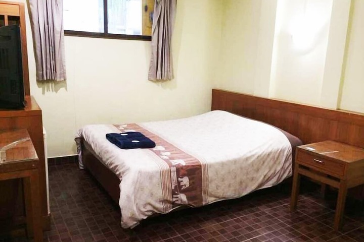 Room 10 of 28