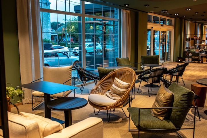 Lobby lounge