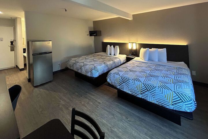 Room 10 of 28
