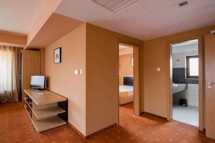 Room 9 of 47