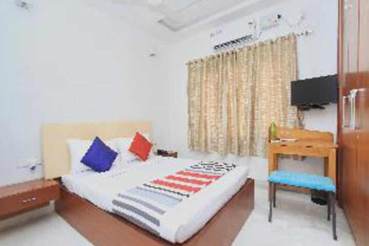 RED CARPET RESIDENCE BY OYO ROOMS