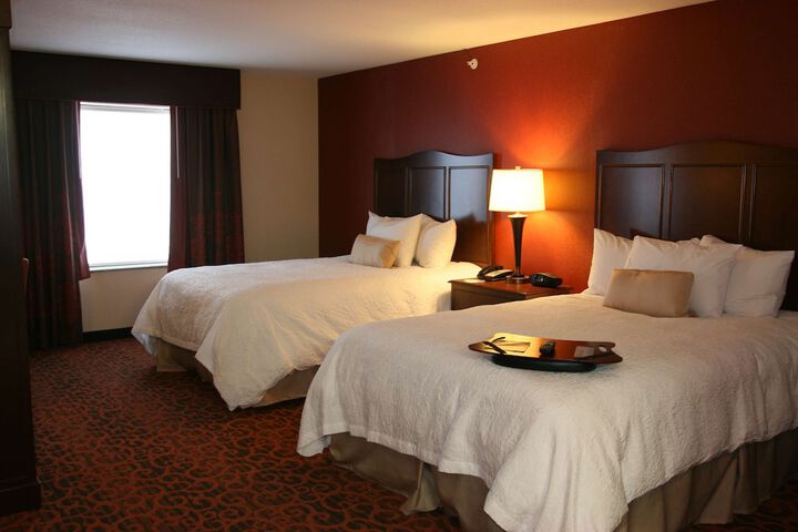 2 Queen Beds (8 of 10)