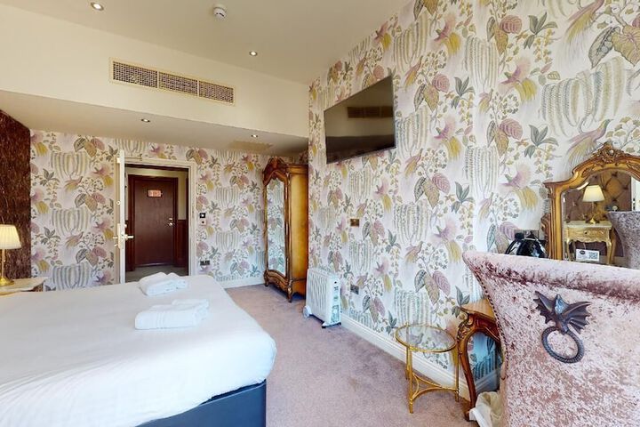 Room 17 of 36