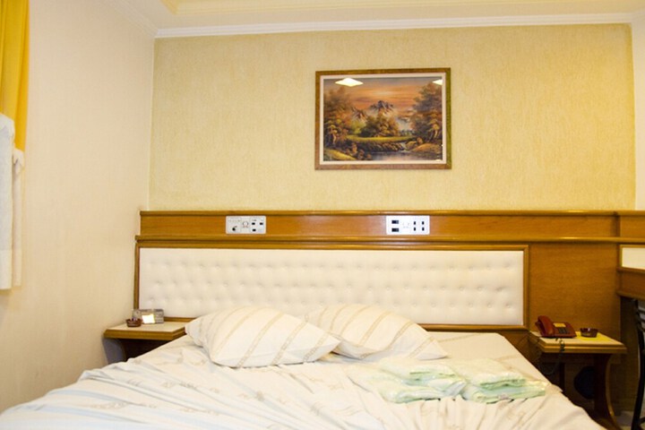 Room 4 of 27