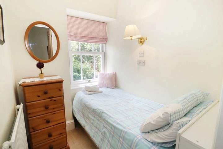 Room 4 of 10