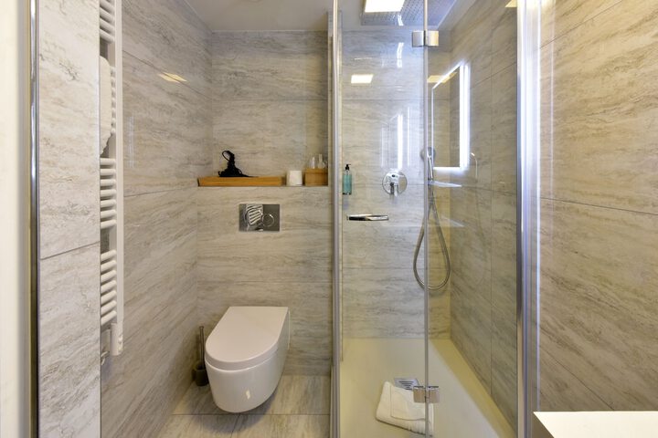 Room 70 of 86
