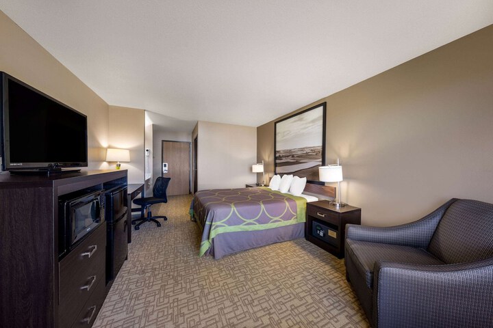 1 Queen Bed (11 of 19)