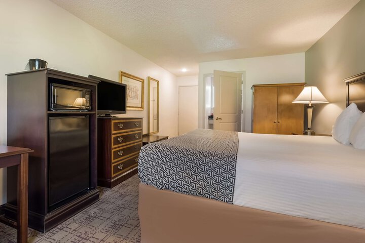 1 King Bed Work Desk High Speed Internet Accessible Microwave and Refrigerator, Coffee M (9 of 18)