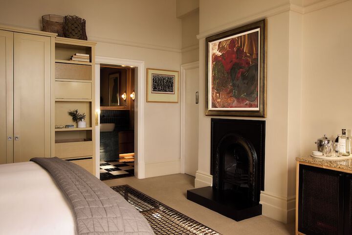 Room 35 of 215