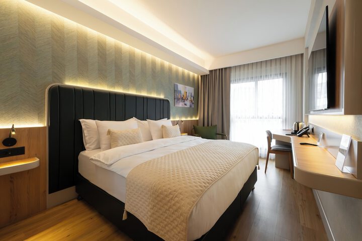 Room 27 of 76