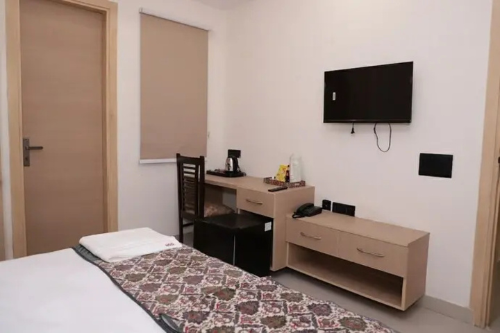 Room 4 of 12
