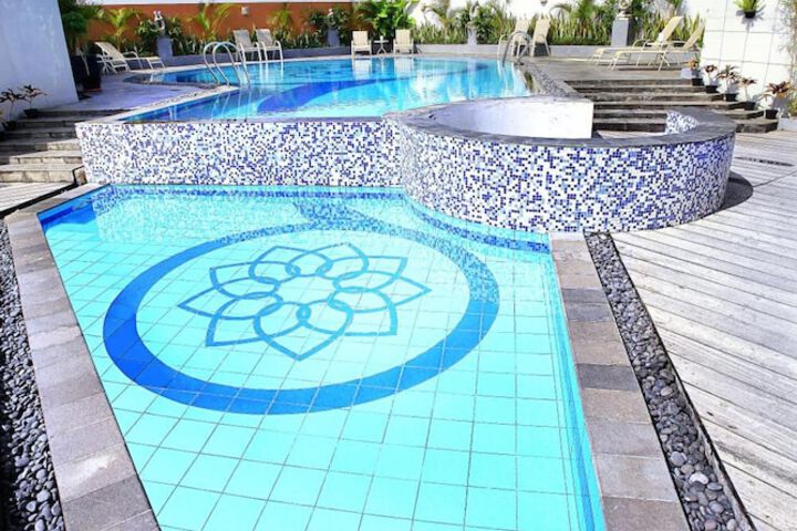 Hotel with Pool