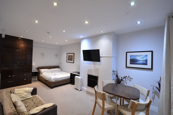 Room 53 of 371