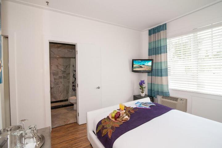 1 Queen Bed