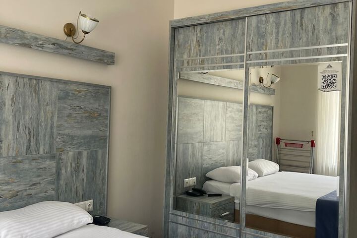Room 4 of 25