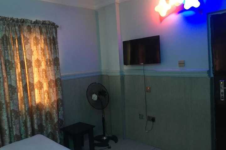 Room 4 of 17