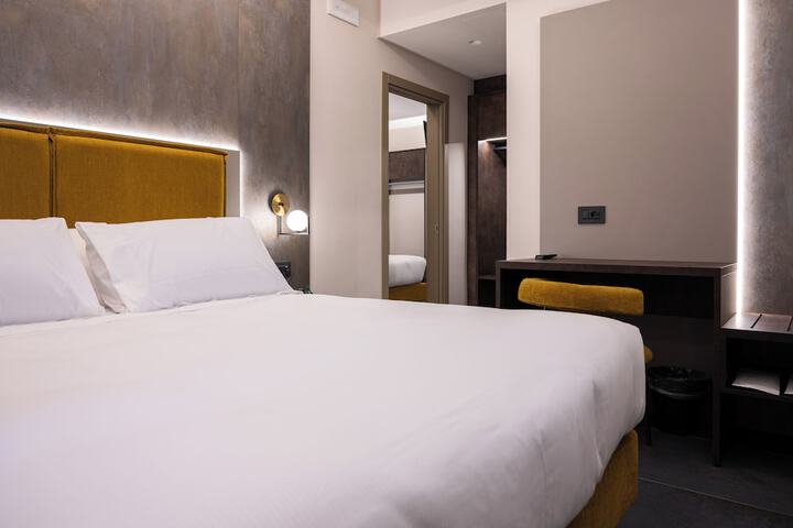 Room 9 of 42