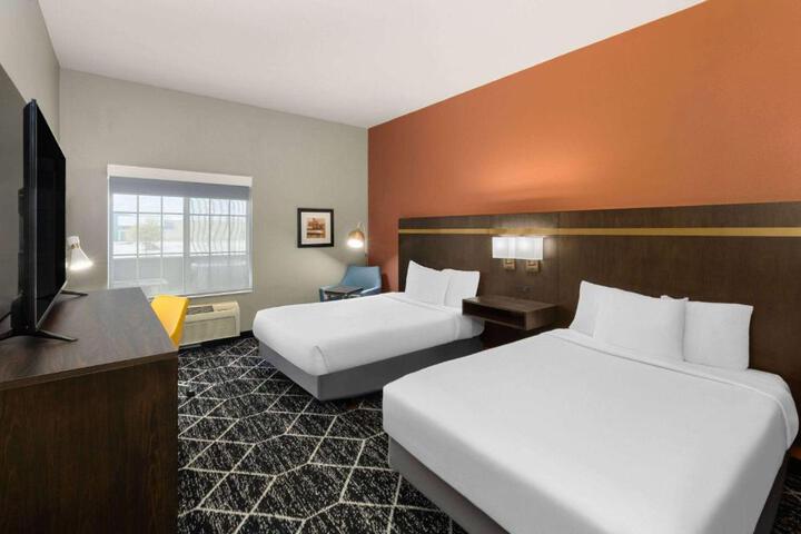 2 Double Beds Accessible (3 of 3)