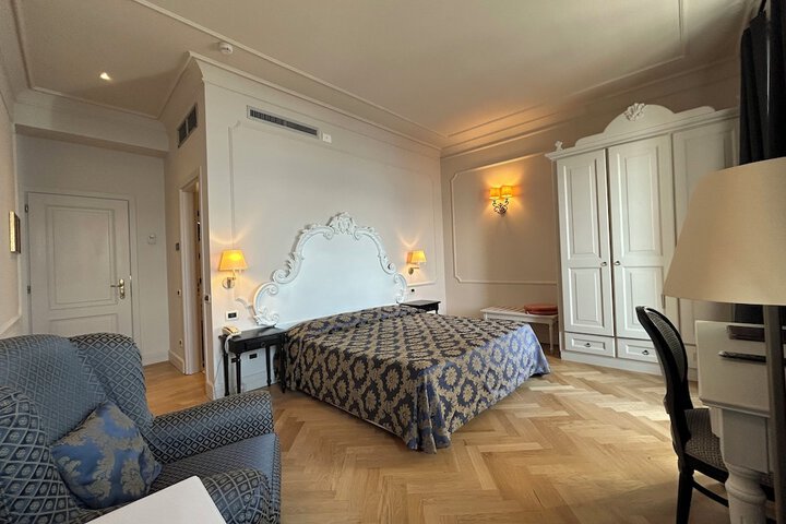 Room 76 of 169