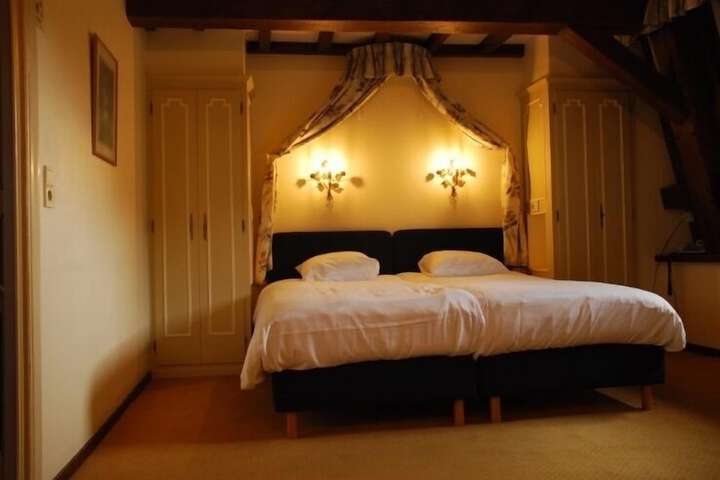 Room 27 of 39