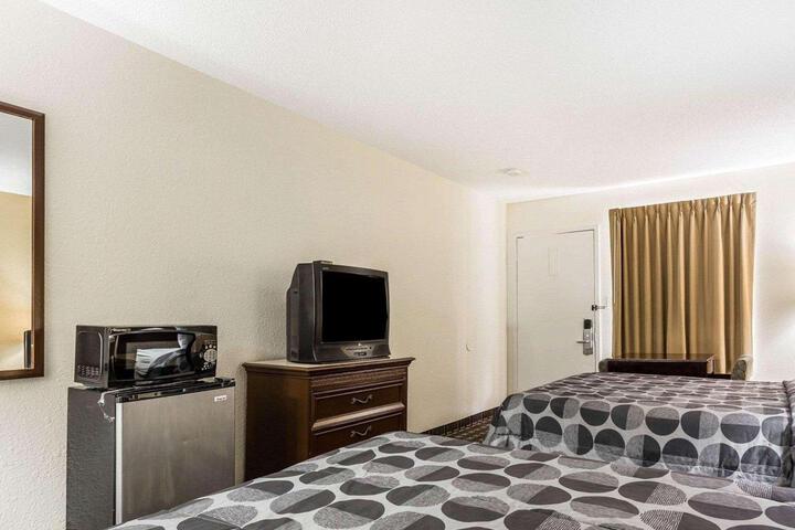 2 Double Beds (3 of 5)