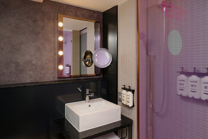 Room 42 of 74
