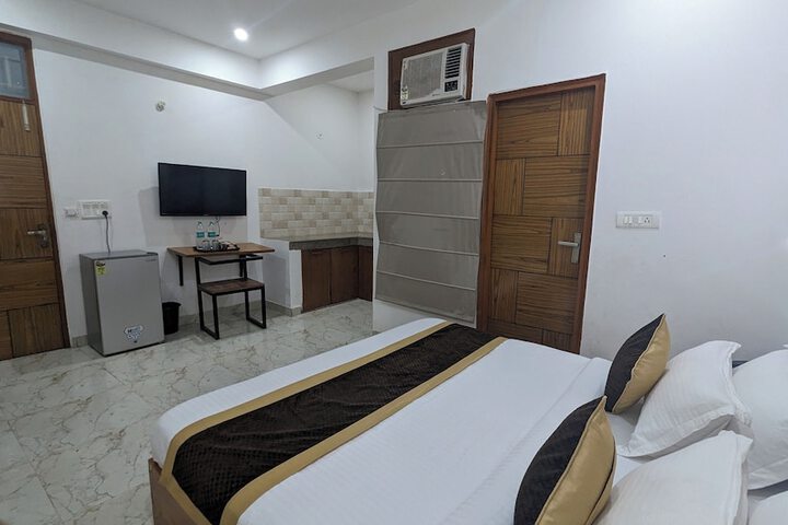 Room 2 of 10