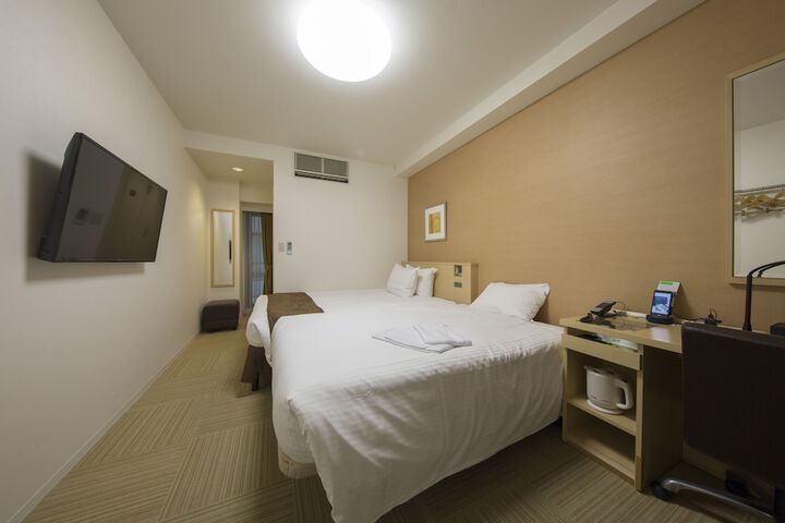 Room 13 of 32